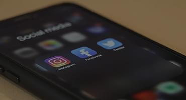 iphone social media.